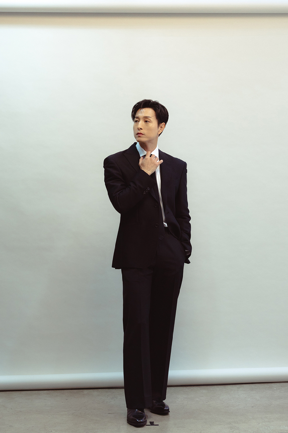 정성일이 '트리거' 인터뷰에 앞서 사진촬영을 하고 있다. [사진=월트디즈니 컴퍼니 코리아]