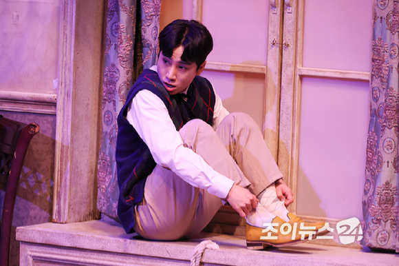 배우 김시유가 19일 오후 서울 종로구 동숭동 대학로티오엠에서 진행된 연극 '오펀스' 프레스콜에 참석해 열연을 펼치고 있다. [사진=문수지 기자]