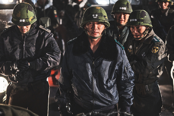 배우 황정민이 영화 '서울의 봄'에서 군사반란을 주도한 보안사령관 전두광 역을 맡아 열연을 펼치고 있다. [사진=플러스엠 엔터테인먼트]