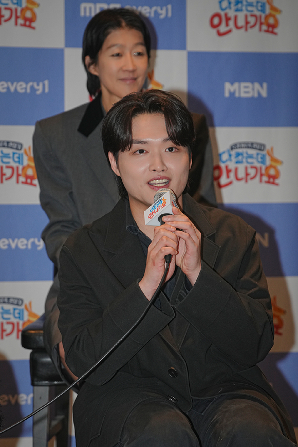 황성재가 17일 서울 상암동 스탠포드 호텔에서 열린 MBC에브리원&middot;MBN '다 컸는데 안 나가요' 제작발표회에 참석해 포토타임을 갖고 있다. [사진=MBC에브리원&middot;MBN]