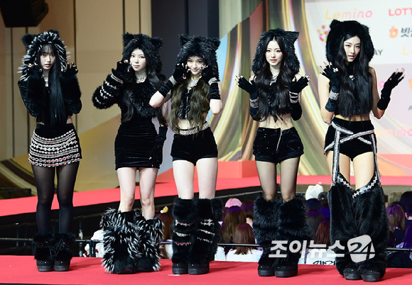 그룹 미야오(MEOVV)가 25일 오후 인천광역시 중구 운서동 인스파이어 아레나에서 열린 '2025 SBS 가요대전' 레드카펫 행사에 참석하고 있다. [사진=정소희 기자]