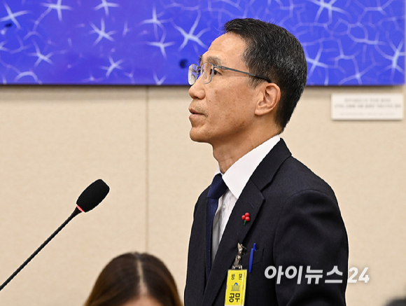 유재성 경찰청장 직무대행이 30일 서울 여의도 국회에서 열린 쿠팡 침해사고 및 개인정보 유출, 불공정 거래, 노동환경 실태 파악과 재발방지 대책 마련을 위한 청문회에서 질의에 답변하고 있다. [사진=곽영래 기자]