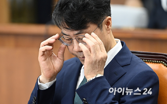 김성수 대법관 후보자가 14일 서울 여의도 국회에서 열린 제439회 국회(정기회) 대법관(김성수) 임명동의에 관한 인사청문특별위원회에서 안경을 고쳐쓰고 있다. [사진=곽영래 기자]