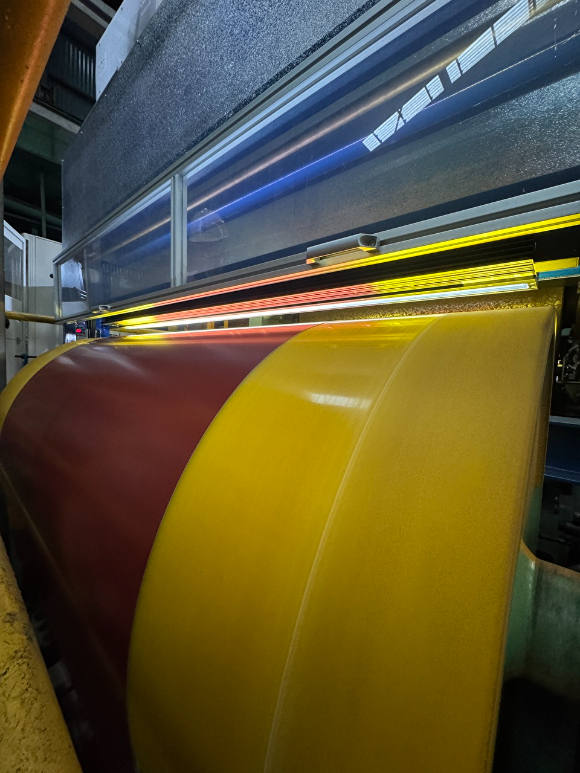 동국씨엠 부산공장 컬러강판 생산라인에 AI기반 표면 결함 검출 기술 &lsquo;DK SDD&rsquo;가 적용된 모습. [사진=동국씨엠]