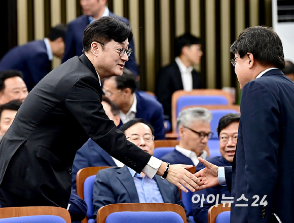 홍익표 더불어민주당 원내대표가 4일 오후 서울 여의도 국회에서 열린 의원총회에서 의원들과 인사를 하고 있다. [사진=곽영래 기자]