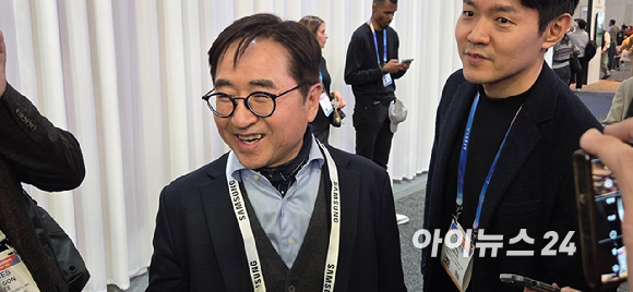 6일(현지시간) 미국 라스베이거스에서 개막한 CES 2026의 LG전자 전시관을 찾은 정의선 현대차그룹 회장(왼쪽)이 류재철 최고경영자(CEO)와 인사를 나누고 있다. [사진=독자제공]