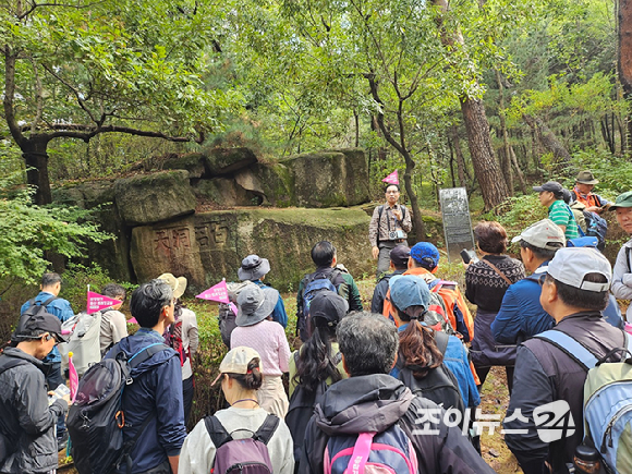 장석규 종로구청 숲길체험지도사가 19일 서울 종로구 부암동 백사실 계곡에서 진행된 '스타 고우리와 함께 하는 제10회 희망찾기 등산·트레킹 교실'에서 참가자들에게 백석동천에 대해 설명하고 있다. [사진=이미영]