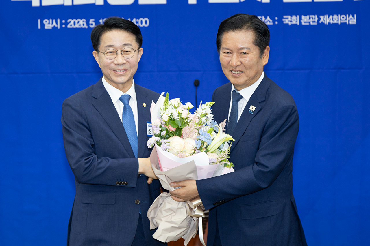 더불어민주당 정청래 대표가 13일 국회에서 열린 제22대 국회 후반기 국회의장 및 부의장 후보 선출 의원총회에서 에게 꽃다발을 전달하고 있다. 2026.5.13 [공동취재] [사진=연합뉴스]