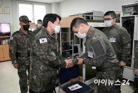 안철수 국민의당 대선 후보가 27일 경기도 파주 육군1사단 신병교육대대를 방문 교육생들을 격려하고 있다. [사진=국회사진취재단]