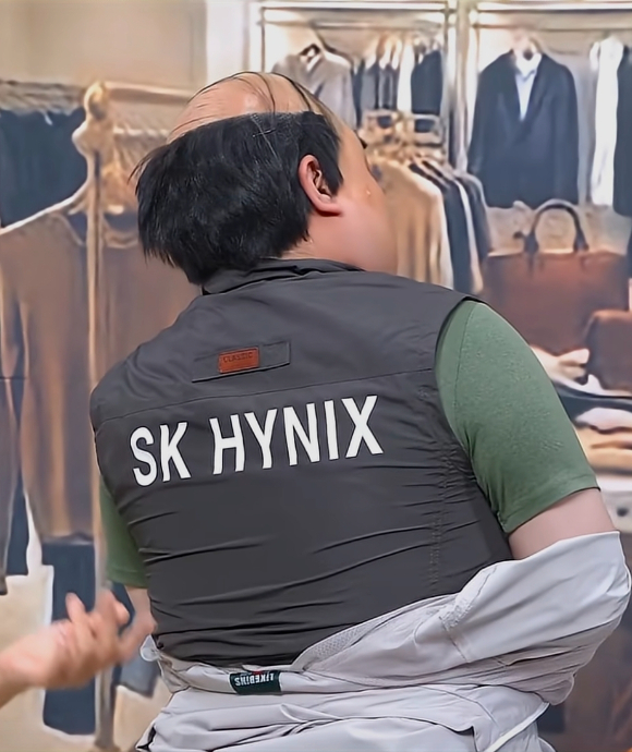 남성 출연자가 점퍼 안에 SK하이닉스 단체조끼를 입고 있다. [사진=SNL코리아 유튜브 채널 캡처]