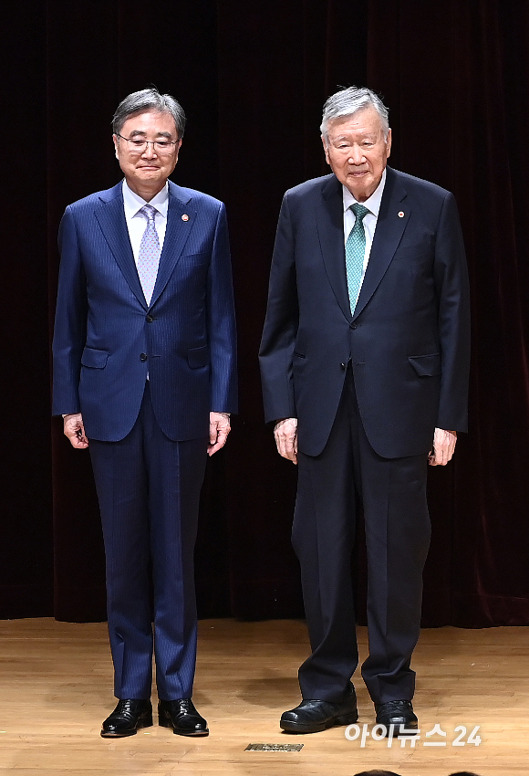 이중근 유엔한국협회장(부영그룹 회장)과 조현 외교부 장관이 23일 서울 세종대로 외교부청사에서 열린 '제81회 유엔의 날 기념식' 행사에서 기념촬영을 하고 있다. [사진=곽영래 기자]