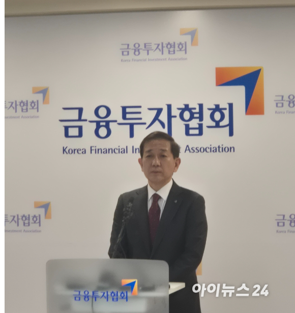 제7대 금융투자협회장으로 선임된 황성엽 신임 회장이 금융투자협회 6층 기자실에서 당선소감을 발표하고 있다. [사진=성진우 기자]