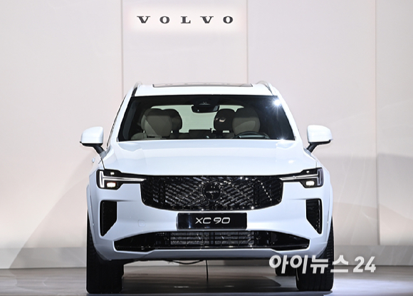 볼보자동차코리아가 2일 서울 광진구 비스타 워커힐에서 신형 XC90을 공개하고 있다.볼보자동차코리아는 현대적인 스칸디나비아 스타일과 최첨단 기술이 적용된 스웨디시 럭셔리 플래그십 신형 XC90 및 S90을 동시에 출시했다.