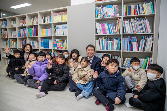 이재영 군수가 6일 문을 연 송산 휴먼시아 1단지 초롱이 작은도서관 행복돌봄 나눔터에서 아이들과 기념 촬영을 하고 있다. [사진=증평군]