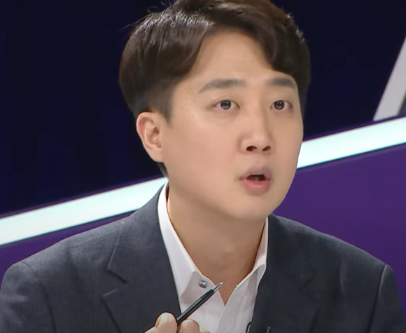 이준석 개혁신당 의원이 자신이 차기 대통령이 되면 협치가 필수적일 것이라며, 이를 원한다면 믿어보라고 강조했다. [사진=MBC '특집 100분토론']