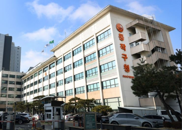 서울시 동작구가 운전면허를 자진반납하는 고령 운전자에게 추가적인 혜택을 제공한다. AI로 생성한 이미지. [사진=챗GPT]