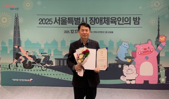 지난 17일, 서울 피스앤파크컨벤션에서 열린 &lsquo;2025 서울특별시 장애체육인의 밤&rsquo; 행사에서 이스타항공 유상종 경영본부장이 서울특별시장 표창을 받은 후 기념 촬영을 하고 있다. [사진=이스타항공]