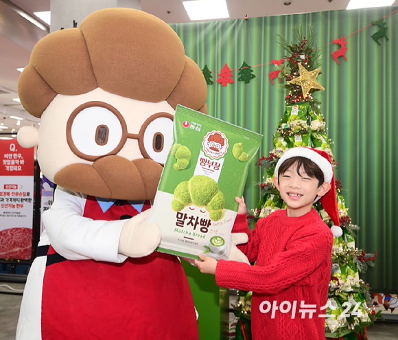 18일 중구 롯데마트 제타플렉스 서울역점에서 모델들이 농심 베이커리 스낵 빵부장 시리즈 '빵부장 말차빵' 출시를 알리고 있다. [사진=정소희 기자]