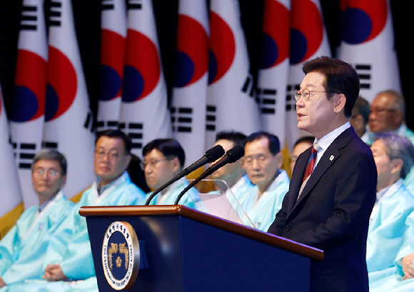 이재명 대통령이 15일 서울 세종문화회관에서 열린 80주년 광복절 경축식에서 경축사를 하고 있다. 2025.8.15 [대통령실통신사진기자단] [사진=연합뉴스]