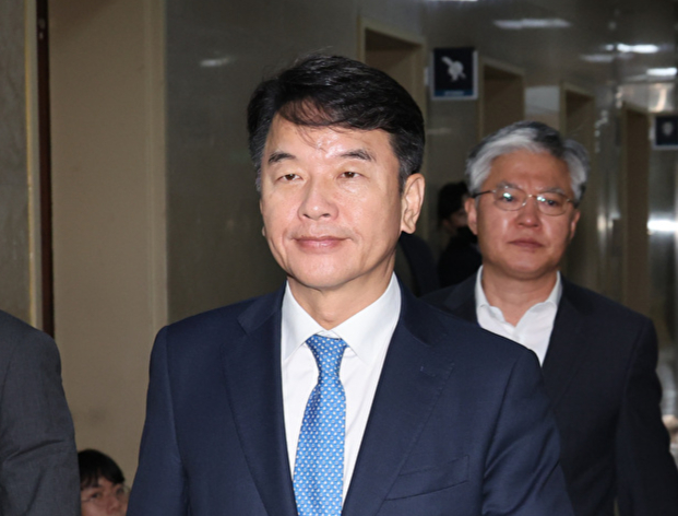 지난 10월 28일 서울 여의도 국회에서 더불어민주당 문진석 원내수석부대표가 국민의힘 유상범 원내수석부대표를 만나러 가고 있다. 2025.10.28 [사진=연합뉴스]