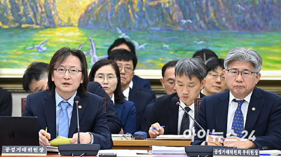 주병기 공정거래위원장이 12일 서울 여의도 국회에서 열린 정무위원회의 공정위 등에 대한 국정감사에서 질의에 답변하고 있다. [사진=곽영래 기자]