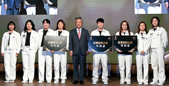 대한체육회가 30일 열린 항저우AG 후원사&middot;기부사 격려행사에서 메달리스트에 대한 격려금 전달식도 함께 진행했다. [사진=대한체육회]