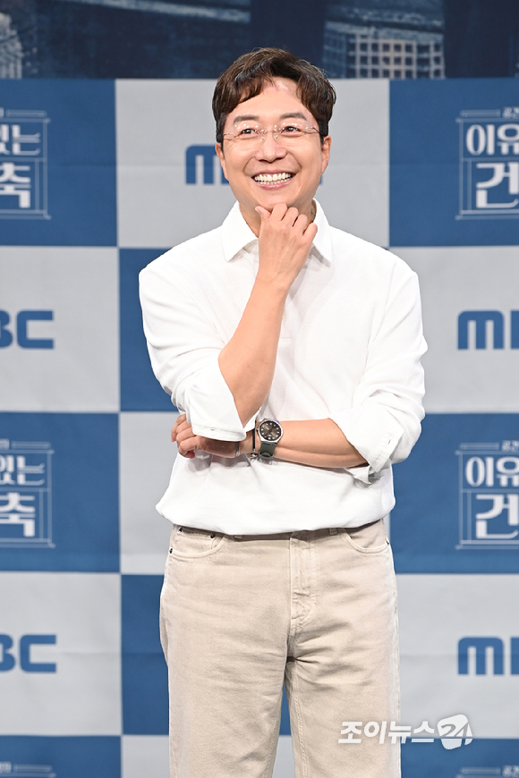 건축가 유현준이 21일 오후 서울 마포구 상암동 MBC에서 열린 MBC 새 교양프로그램 '이유 있는 건축-공간 여행자' 제작발표회에 참석해 포즈를 취하고 있다. [사진=문수지 기자]