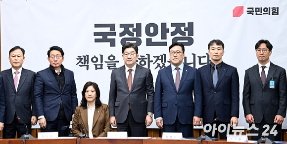 더불어민주당 이재명 대표가 7일 오전 서울 여의도 국회에서 열린 3.8세계여성의날 기념 행사에서 기념촬영을 하고 있다. [사진=곽영래 기자]