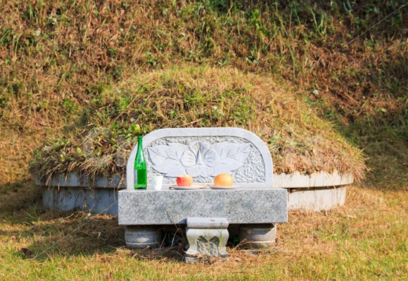 자신 소유 토지에 조성된 타인의 분묘를 굴착기로 파묘한 60대 여성이 징역형의 집행유예를 선고받았다. 사진은 본 기사 내용과 무관. [사진=픽사베이 ]