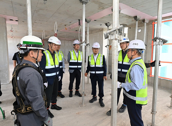 23일 광주 센테니얼 아이파크 현장에서 시공혁신단 주관 산학연 연합자문이 진행 중이다.오른쪽부터 조태제 HDC현대산업개발 대표이사(CSO), 민성우 HDC현대산업개발 건축본부장, 박호종 HDC현대산업개발 시공혁신단 부단장, 홍건호 한국콘크리트학회장, 이종근 사외전문가, 박홍근 HDC현대산업개발 시공혁신단장(서울대학교 교수), 정한효 광주 센테니얼 아이파크 현장소장. [사진=HDC현대산업개발]