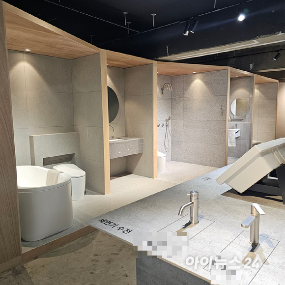 서울 강남구 논현동의 한 건물 입구에 '반포 124주구 마감재 전시장'을 알리는 포스터가 붙어 있다. 2025.12.15 [사진=이효정 기자 ]