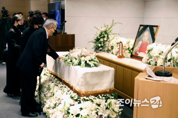 故 강수연의 영결식 및 발인식이 11일 오전 서울 강남구 삼성서울병원 장례식장에서 엄수됐다. [사진=사진공동취재단]