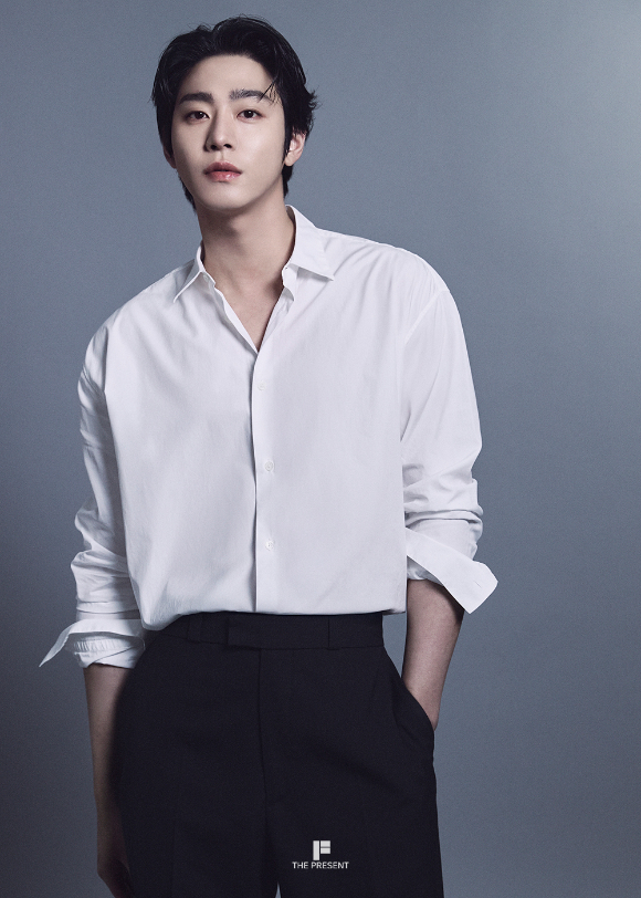 배우 안효섭이 프로필 사진 촬영에서 포즈를 취하고 있다. [사진=더프레젠트컴퍼니]