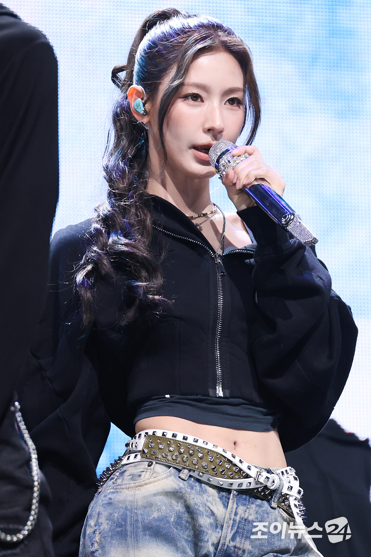 그룹 아이들 미연이 6일 오후 서울 광진구 광장동 예스24라이브홀에서 진행된 아이들(i-dle) 아홉 번째 미니 앨범 '위 메이드'(We made) 발매 기념 쇼케이스에 참석해 열띤 무대를 펼치고 있다. [사진=문수지 기자]