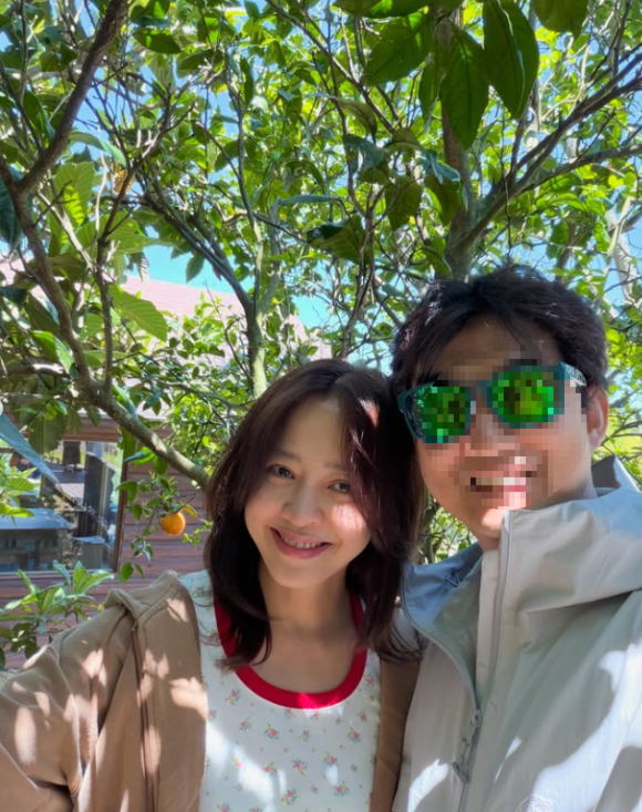 배우 강성연이 재혼 남편과 함께 찍은 사진을 공개했다. [사진=강성연 인스타그램 ]
