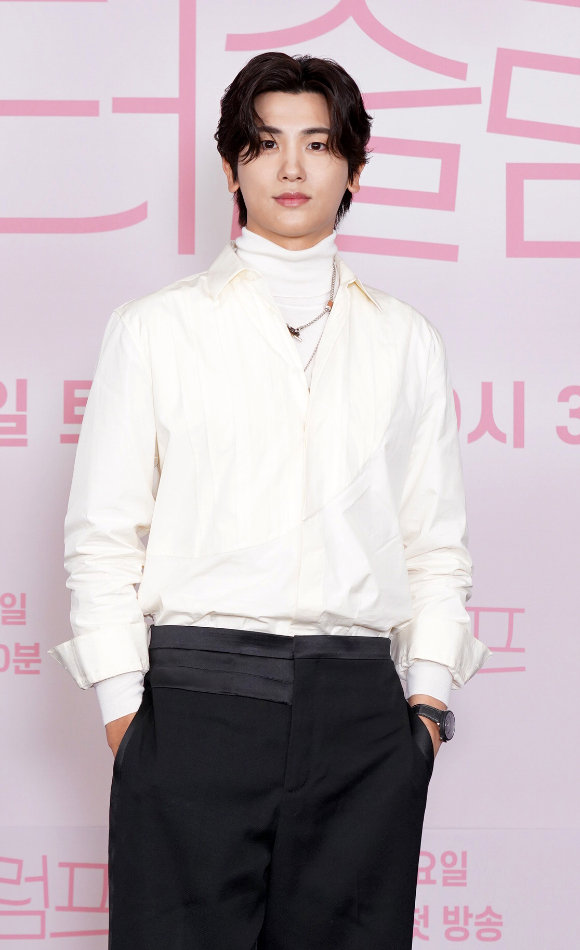 배우 박형식이 25일 온라인으로 진행된 JTBC 새 토일드라마 '닥터슬럼프' 제작발표회에 참석하고 있다. [사진=JTBC]