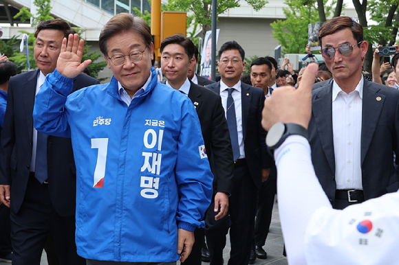 더불어민주당 이재명 대선 후보가 20일 경기 파주시 금릉역 중앙광장에서 열린 유세에서 시민들에게 인사하고 있다. 2025.5.20 [사진=연합뉴스]
