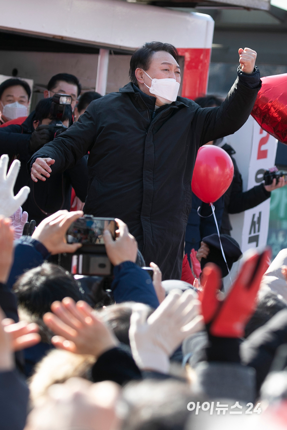 윤석열 국민의힘 대선 후보가 17일 오후 경기도 성남시 야탑역 앞에서 열린 '부패 없는 성남! 공정한 대한민국!' 거리 유세에서 지지자들의 환호에 답하고 있다. [사진=국회사진취재단]