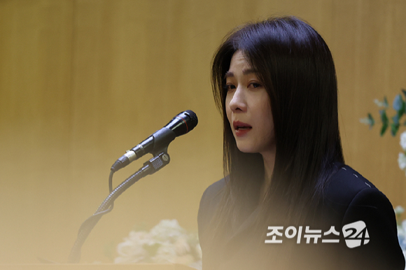 배우 하지원이 27일 서울 송파구 서울아산병원 장례식장에서 엄수된 배우 이순재 영결식에서 추도사를 하고 있다. [사진=곽영래 기자]