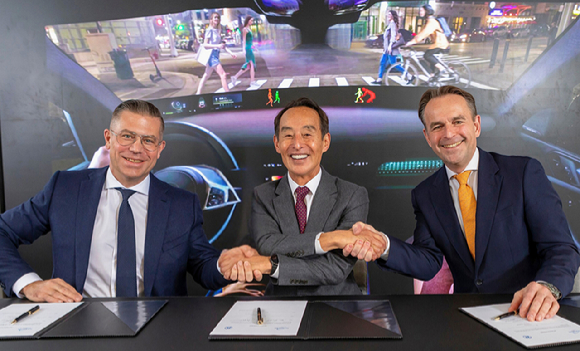 삼성전자가 23일 자회사 하만을 통해 독일 ZF의 ADAS 사업을 인수했다. 왼쪽부터 마티아스 미드라이히(Mathias Miedreich) ZF CEO, 손영권 하만 이사회 의장, 크리스천 소봇카(Christian Sobottka) 하만 CEO 겸 오토모티브 부문 사장. [사진=삼성전자]