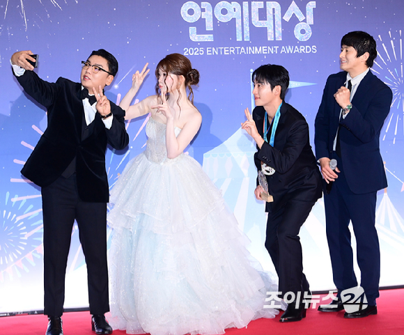 '극한84' 곽범-츠키-권화운-기안84가 29일 오후 서울 마포구 MBC 사옥에서 열린 '2025 MBC 방송연예대상' 포토월 행사에 참석하고 있다. [사진=정소희 기자]