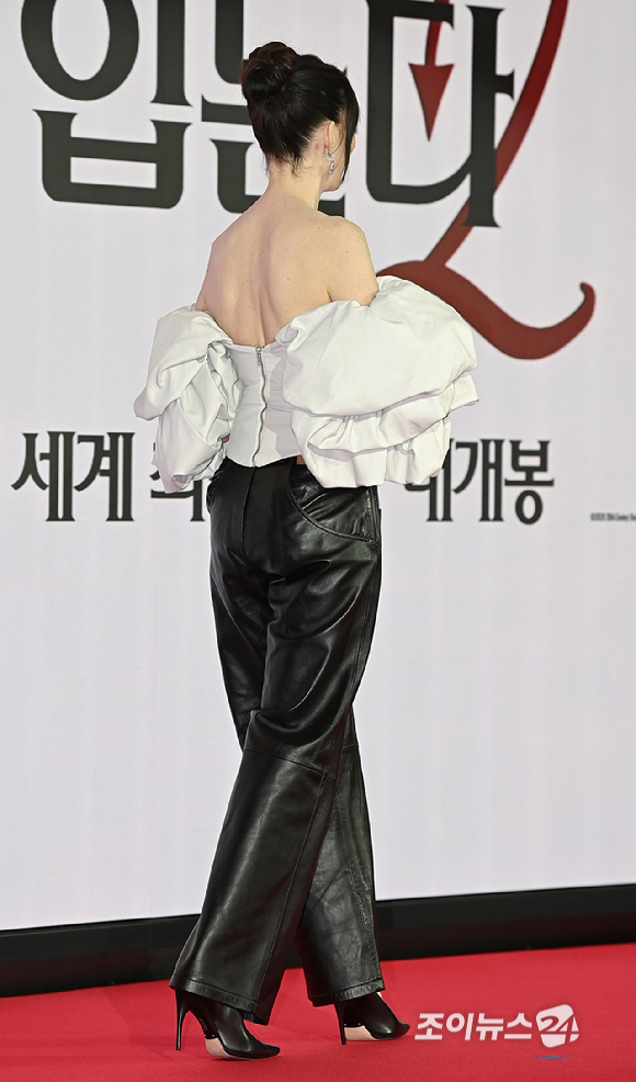 배우 앤 해서웨이가 8일 오전 서울 종로구 포시즌스 호텔 서울에서 열린 영화 '악마는 프라다를 입는다 2' 내한 기자간담회에 입장하고 있다. [사진=곽영래 기자]