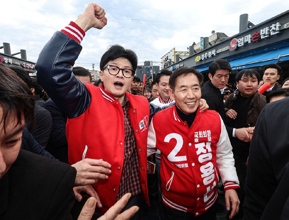 한동훈 국민의힘 비상대책위원장이 지난 22일 충남 당진 전통시장에서 정용선 후보와 함께 시민들에게 인사하고 있다. (공동취재) [사진=뉴시스]