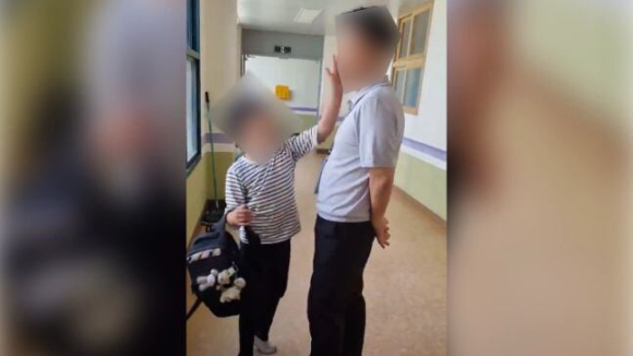 전북 전주의 한 초등학교에서 학생이 교감의 뺨을 때리며 욕설을 내뱉는 사건이 발생했다. 사진은 사건 당시 초등생 모습. [사진=전북 CBS 보도화면 캡처]