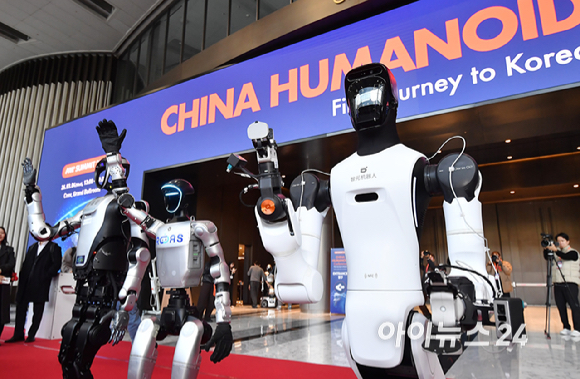 4일 오전 서울 강남구 코엑스에서 열린 2026 스마트공장&middot;자동화산업전(AW2026)에서 유니트리 g1, 레쥬 코아보 4프로가 시연을 하고 있다. [사진=곽영래 기자]