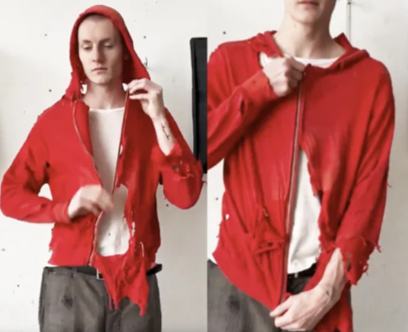 명품 브랜드 발렌시아가(Balenciaga)가 내놓은 신상품 '디스트로이드(Destroyed) 재킷'이 출시 하루 만에 완판된 가운데, 온라인에는 해당 제품 디자인을 두고 비판이 잇따르고 있다. 사진은 해당 제품을 입은 모델. [사진=X 갈무리]