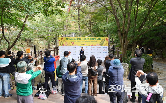 이현아 이현아피트니스연구소 소장이 25일 서울 강북구 우이동 북한산국립공원 우이분소(백운천 휴게공간)에서 열린 '브브걸 민영과 함께 하는 팬트레킹-제12회 희망찾기 등산&middot;트레킹 교실' 개막행사에서 참가자들에게 트레킹 스트레칭 교육을 하고 있다. [사진=곽영래 기자]