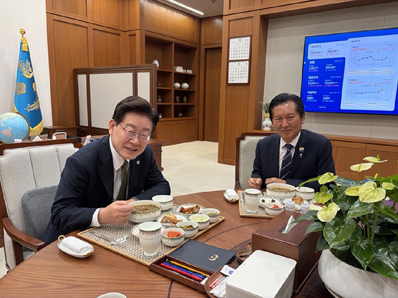 이재명 대통령이 1일 청와대에서 더불어민주당 정청래 전 대표와 만찬을 하고 있다. 2026.10.1 [청와대 제공] [사진=연합뉴스]