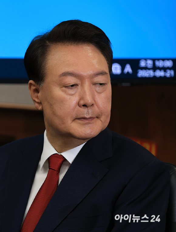 윤석열 전 대통령이 21일 서초동 서울중앙지법에서 열린 내란 우두머리 혐의에 대한 두 번째 정식 재판에 출석하고 있다. [사진=사진공동취재단]