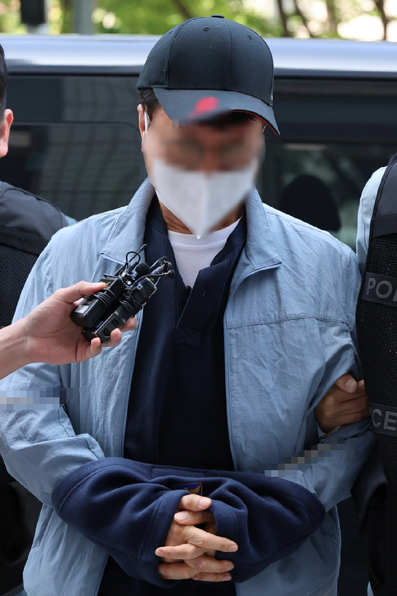 LG전자 마곡 업무단지인 사이언스파크에서 칼을 휘둘러 2명에게 중상을 입힌 혐의로 긴급 체포된 LG전자 협력업체 직원인 A씨가 29일 서울 양천구 서울남부지방법원에서 열리는 구속 전 피의자 심문(영장실질심사)에 출석하고 있다. 2026.5.29 [사진=연합뉴스]